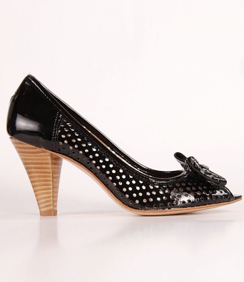Letizia Ferrari holey leather shoes K804