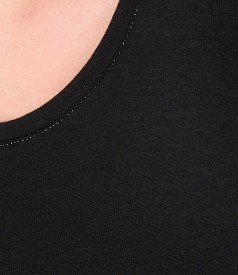 Black jersey t-shirt with contrastive epaulettes and silver skillets