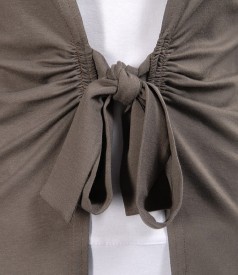 Khaki jersey blouse tied with belt