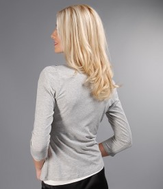 Gray jersey blouse tied with belt