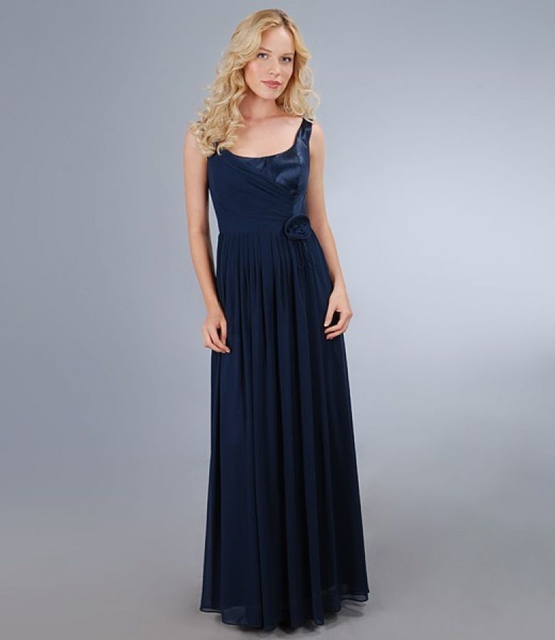 Long dress with corsage in satin and veil