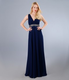 Fitting long dress with veil and bow