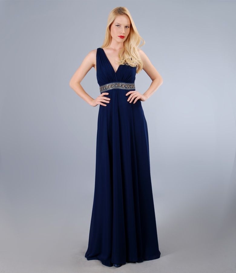 Fitting long dress with veil and bow
