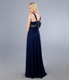 Fitting long dress with veil and bow