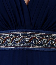 Fitting long dress with veil and bow