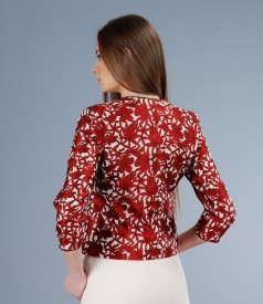 Elegant jacket embroidered with floral paterns
