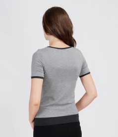 Elastic jersey t-shirt with trim and application