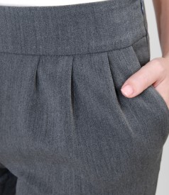 Elastic fabric trousers with pockets