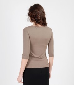 Elastic jersey t-shirt with accessory