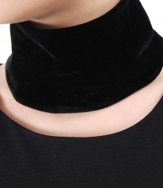 Black velvet collar