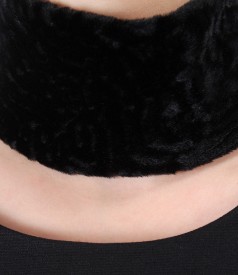 Textured velvet collar
