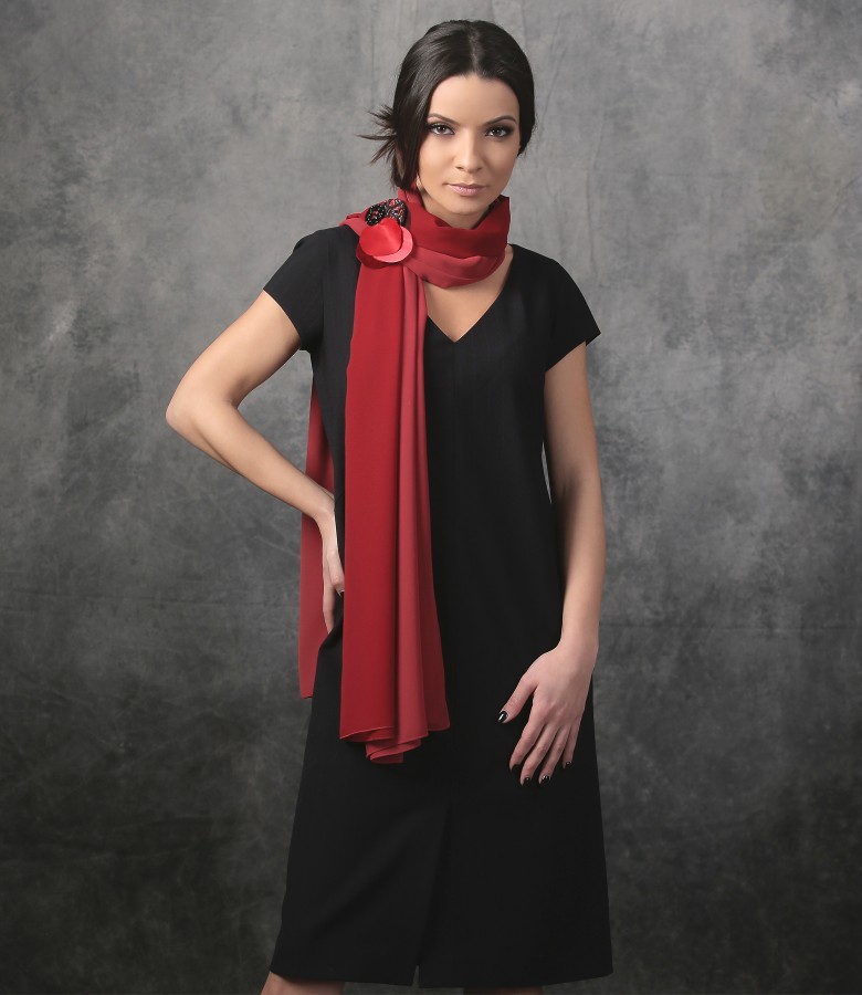 Elegant dress with scarf and accessory brooch