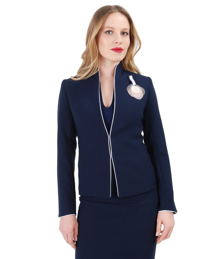 Elegant jacket with accessory brooch