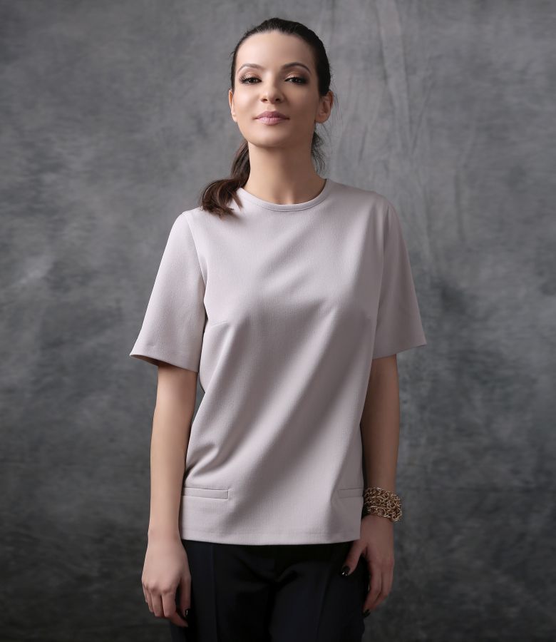 Elegant blouse with front pockets
