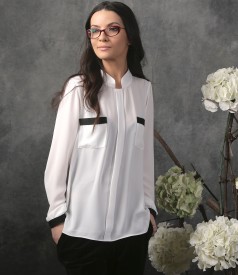 Elegant blouse with long sleeves