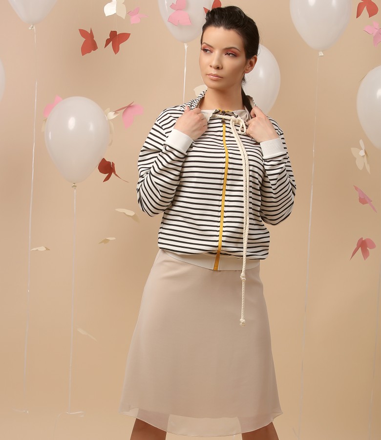 Casual outfit with parka printed with stripes and veil skirt