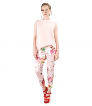 Elegant blouse with ankle pants with floral print