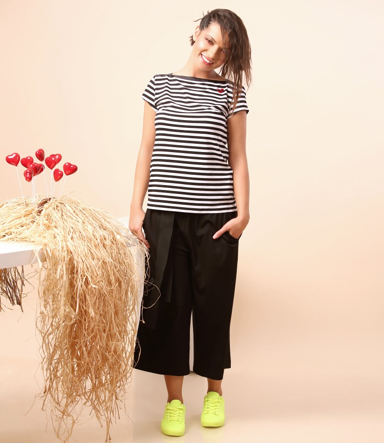 Pants with waist belt and jersey t-shirt with stripes