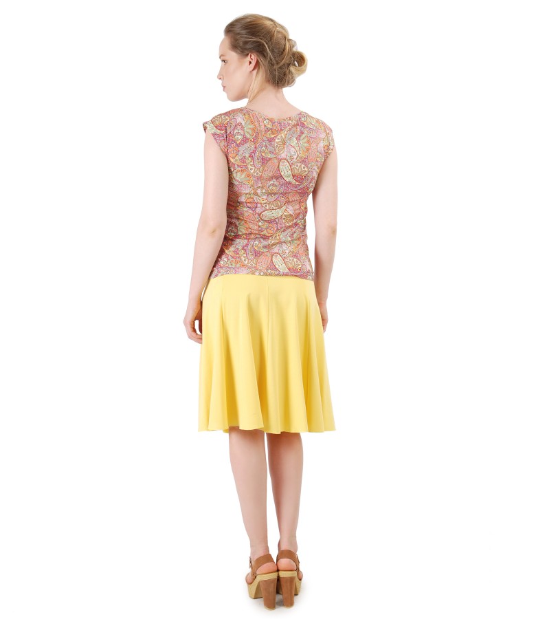 Casual outfit with flaring skirt and printed jersey t-shirt