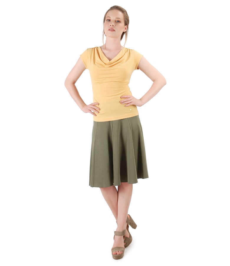 Flaring skirt and jersey t-shirt with folds