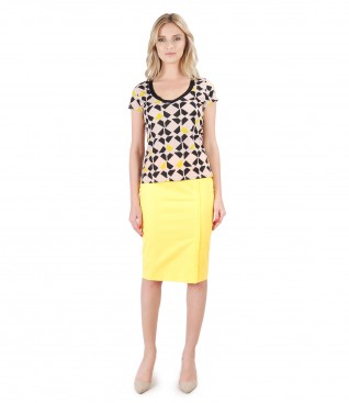 Elegant outfit with printed jersey t-shirt and tapered skirt