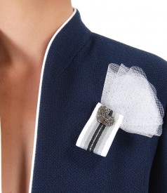 Elegant jacket with accessory brooch