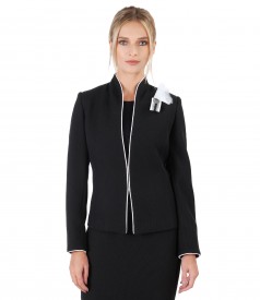 Elegant jacket with accessory brooch