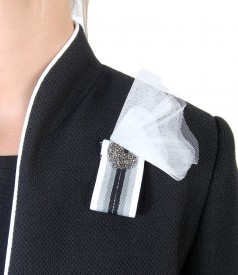 Elegant jacket with accessory brooch