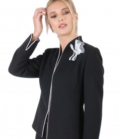 Elegant jacket with accessory brooch