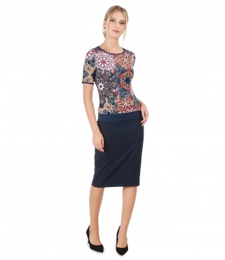 Elegant outfit with tapered skirt and jersey blouse with relief print
