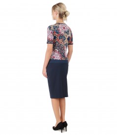 Elegant outfit with tapered skirt and jersey blouse with relief print