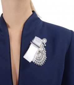 Elastic fabric jacket with accessory brooch