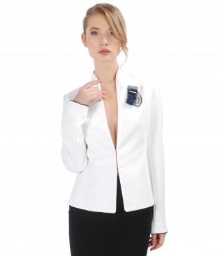 Elastic fabric jacket with accessory brooch