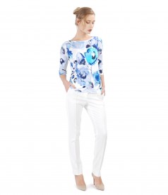 Casual outfit with pants and jersey blouse with floral print