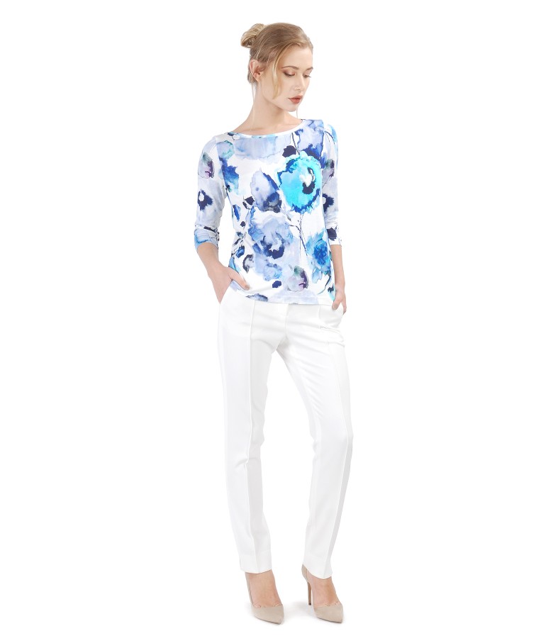 Casual outfit with pants and jersey blouse with floral print