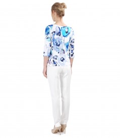 Casual outfit with pants and jersey blouse with floral print