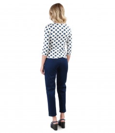 Casual outfit with elastic cotton pants and printed jersey blouse