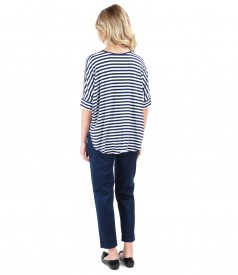 Casual outfit with jersey blouse with stripes and elastic fabric pants