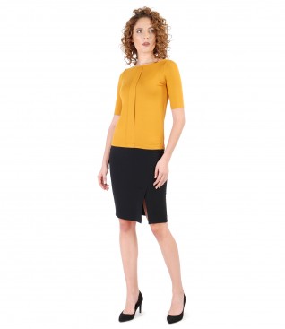 Office outfit with elastic jersey blouse and tapered skirt