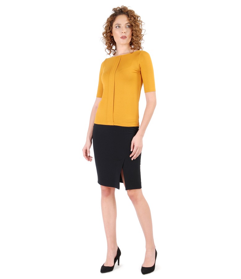 Office outfit with elastic jersey blouse and tapered skirt