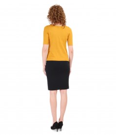 Office outfit with elastic jersey blouse and tapered skirt