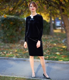 Black elastic velvet dress with brouch