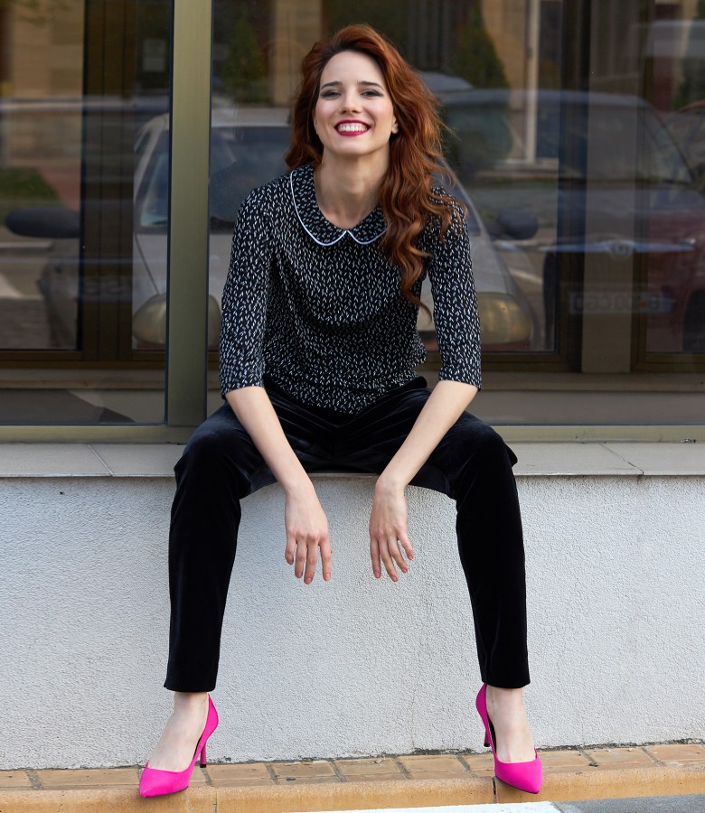 Blouse with round collar and black velvet pants