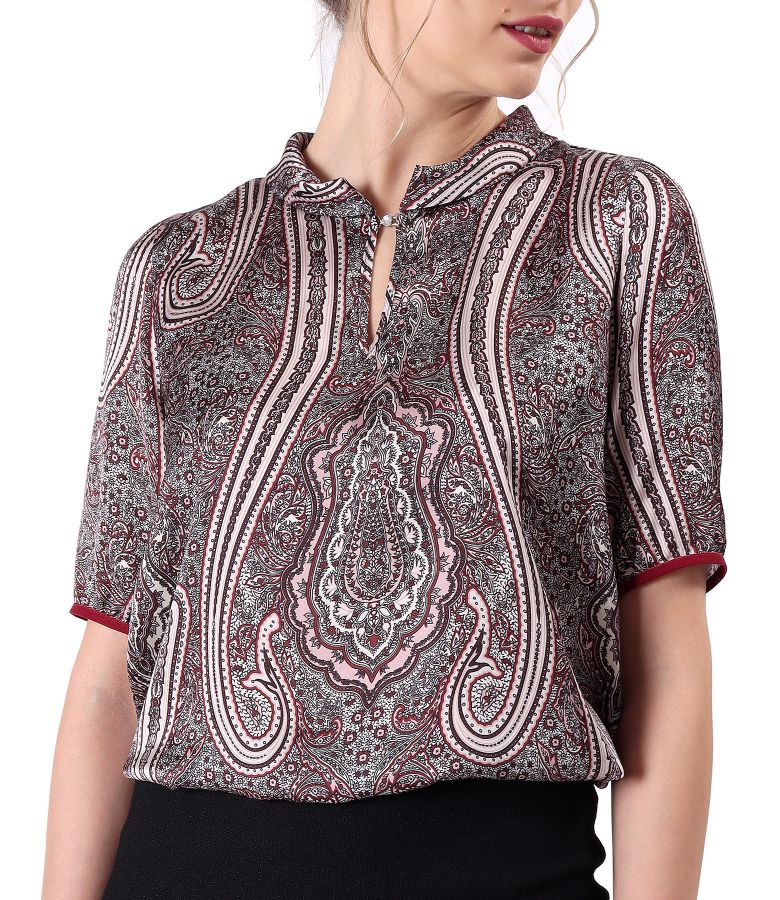 Elegant blouse printed with floral motifs
