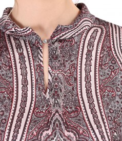 Elegant blouse printed with floral motifs