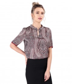 Elegant blouse printed with floral motifs