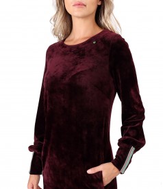 Velvet dress with elastic lining on the cuffs