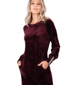 Velvet dress with elastic lining on the cuffs