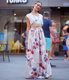 Long skirt printed with floral motifs