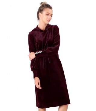 Hooded velvet dress with elastic lining on the cuffs